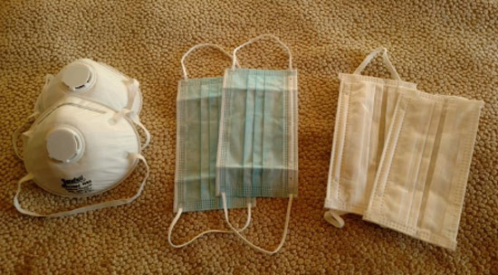 Ngoài thực phẩm, nước uống, hành khách còn được trang bị khẩu trang.