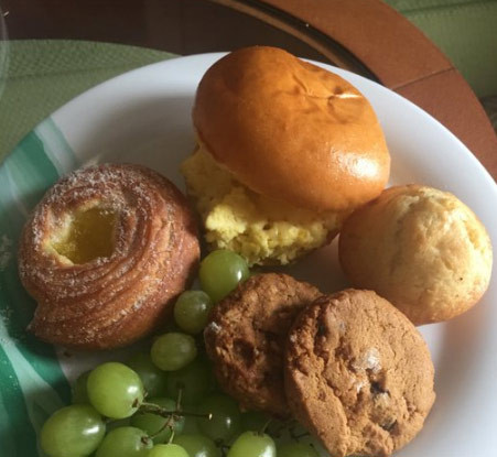 Các hành khách trên du thuyền cùng nhau khoe những bữa ăn họ được phục vụ trong thời gian Diamond Princess bị cách ly.