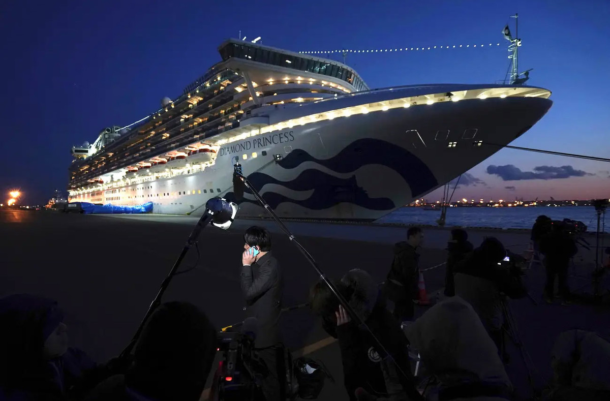 Du thuyền Diamond Princess, có thể chở tới 3.770 hành khách và thành viên thủy thủ đoàn, đang bị cách ly ở Nhật do có người trên tàu nhiễm virus corona. Trong thời gian bị cách ly, du khách vẫn được phục vụ ăn uống bình thường. Trên du thuyền còn có hơn 20 quán bar và nhà hàng để hành khách lựa chọn. (Nguồn ảnh: Insider)