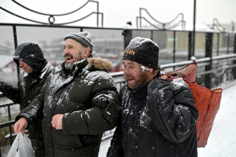 Alexei Vergunov từng khao khát làm lại cuộc đời nhưng kể từ khi vợ anh, Alyonka, qua đời hai năm trước vì ung thư gan, Alexei đã không còn ý chí.