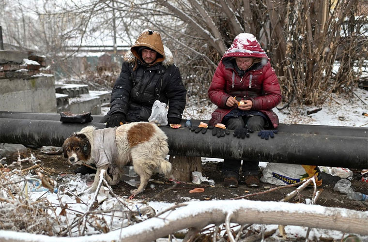 Mặc dù ngủ phía dưới đường ống này rất nguy hiểm bởi nằm xa đường ống thì lạnh còn nằm quá gần thì bị bỏng, người đàn ông 46 tuổi này vẫn phải chọn nơi đó làm chỗ nghỉ qua đêm trong suốt 11 năm qua.