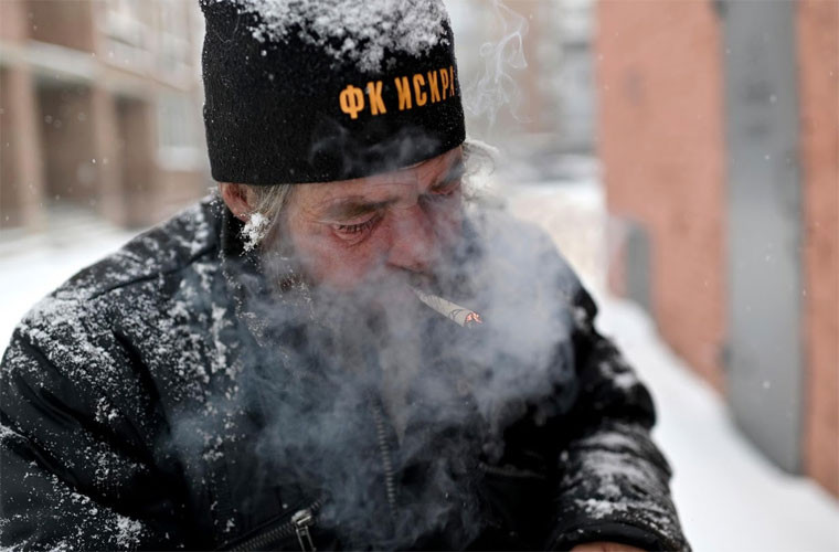 Giống như nhiều người vô gia cư ở Siberia, Alexei Vergunov (ảnh) sống sót qua những đêm lạnh buốt với nhiệt độ -30 độ C bằng cách ngủ gần những đường ống sưởi ấm công nghiệp. (Nguồn ảnh: Reuters)