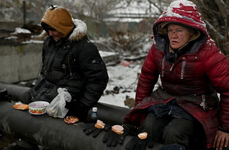 Hai người phụ nữ cùng nhau ăn trưa ngay trên ống sưởi.