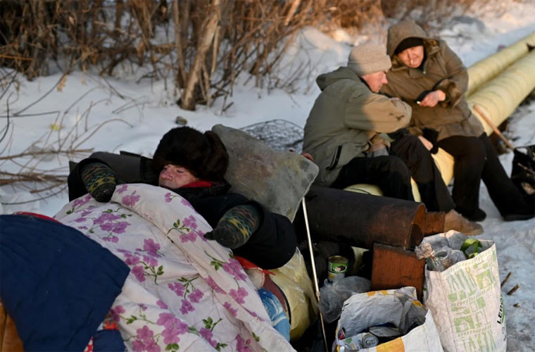 Người nằm ngủ, người ngồi tán chuyện ngay trên đường ống sưởi để không bị chết cóng.
