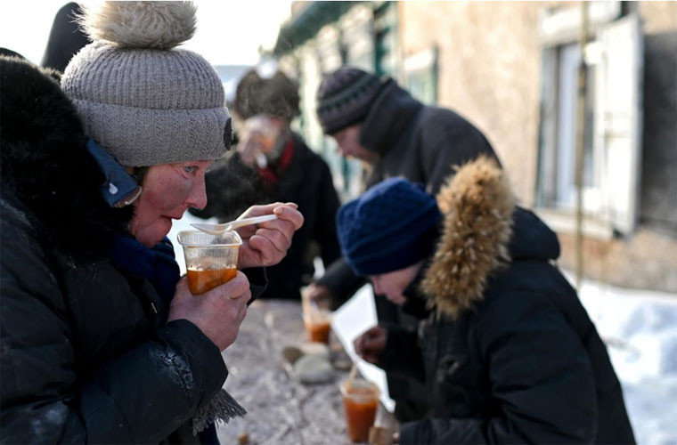 Người vô gia cư ăn súp do một quỹ từ thiện tặng. Mời độc giả xem thêm video: Nghệ sĩ Mỹ làm nhà cho người vô gia cư từ vật liệu phế thải (Nguồn video: VTC14)