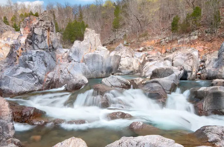 Công viên Johnson's Shut-Ins hay còn gọi là "Công viên nước của thiên nhiên" nổi tiếng bởi các ghềnh đá chặn ngang dòng chảy, tạo nên các khu vui chơi dưới nước.