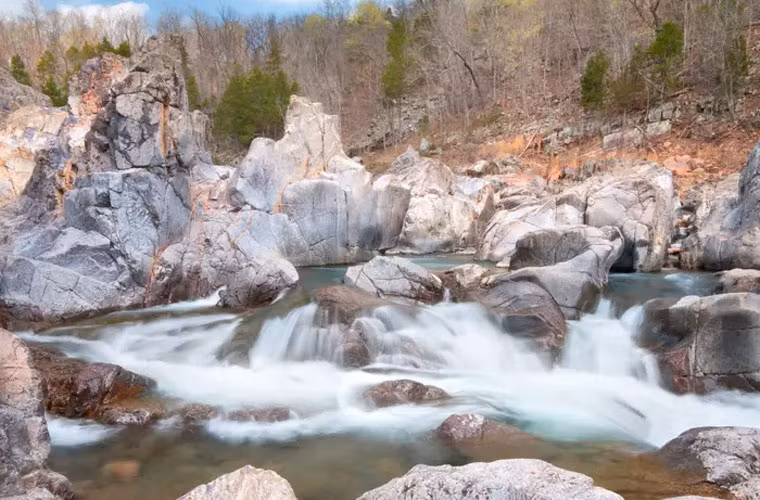 Công viên Johnson's Shut-Ins hay còn gọi là "Công viên nước của thiên nhiên" nổi tiếng bởi các ghềnh đá chặn ngang dòng chảy, tạo nên các khu vui chơi dưới nước.