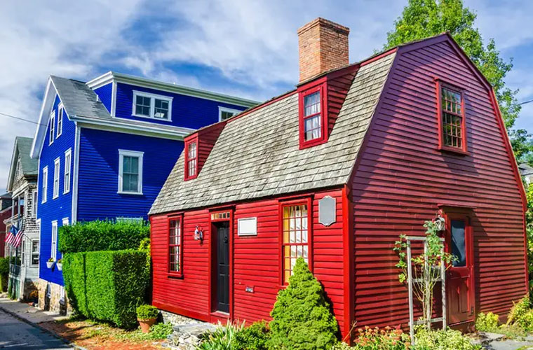 Newport, đảo Rhode, là một thị trấn tuyệt đẹp ở Mỹ. Thành phố ven biển này thu hút bởi những tòa lâu đài khổng lồ, những con đường dọc biển tuyệt đẹp và những ngôi nhà gỗ xinh xắn.