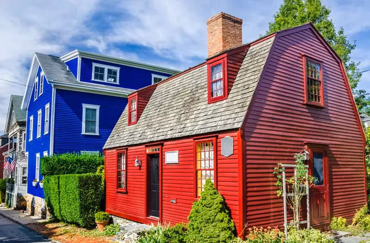 Newport, đảo Rhode, là một thị trấn tuyệt đẹp ở Mỹ. Thành phố ven biển này thu hút bởi những tòa lâu đài khổng lồ, những con đường dọc biển tuyệt đẹp và những ngôi nhà gỗ xinh xắn.