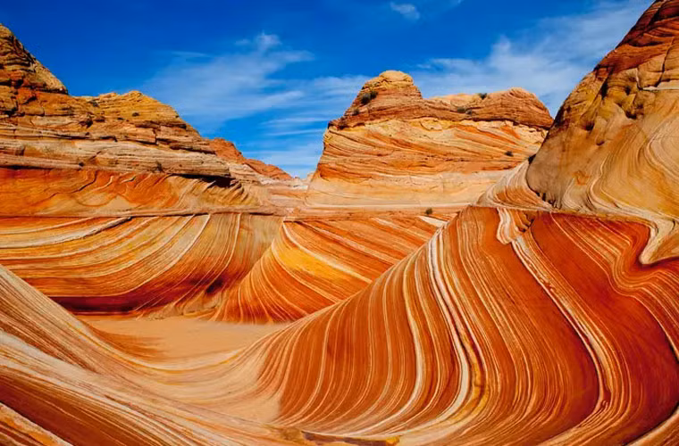 Sự hình thành đá sa thạch siêu thực được gọi là The Wave đã tạo ra phong cảnh tuyệt đẹp ở Coyote Buttes North, Arizona.