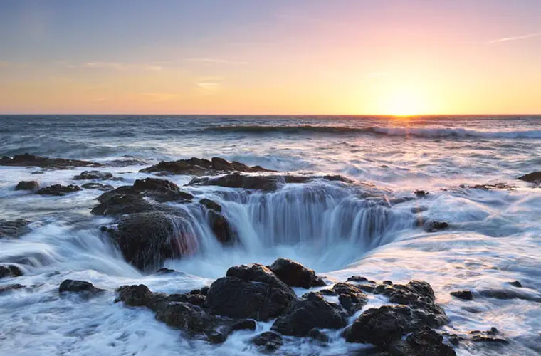 Ở Giếng Thần Sấm (Thor’s Well) khi thủy triều lên, những con sóng sẽ đẩy nước biển vào trong giếng. Sau đó, nước biển dần bị đẩy ra ngoài theo ảnh hưởng của áp lực thủy triều. Hố nước mang tên vị thần Sấm Thor có kích thước đủ lớn để nuốt trọn một chiếc thuyền cỡ lớn.