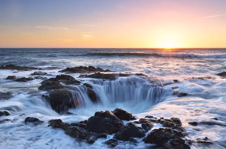 Ở Giếng Thần Sấm (Thor’s Well) khi thủy triều lên, những con sóng sẽ đẩy nước biển vào trong giếng. Sau đó, nước biển dần bị đẩy ra ngoài theo ảnh hưởng của áp lực thủy triều. Hố nước mang tên vị thần Sấm Thor có kích thước đủ lớn để nuốt trọn một chiếc thuyền cỡ lớn.