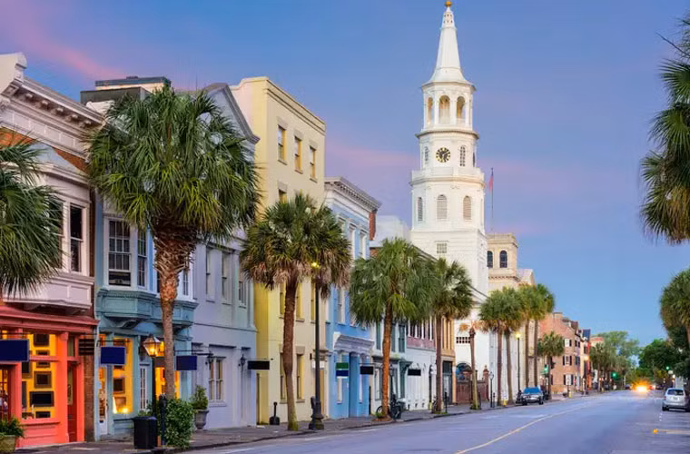 Năm 2019, Charleston được bạn đọc của tạp chí Condé Nast Traveler bình chọn là Thành phố nhỏ tuyệt vời nhất nước Mỹ. Năm 2016, nơi này còn được Travel + Leisure bình chọn là thành phố tuyệt nhất thế giới. Charleston có những ngôi nhà sơn nhiều màu sắc nằm dọc trên phố cùng rất nhiều cảnh đẹp ngoài trời.