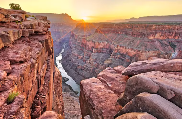 The Grand Canyon là một trong 7 kỳ quan của thế giới. Nó trải dài 277 dặm và xuất hiện từ 70 triệu năm trước.