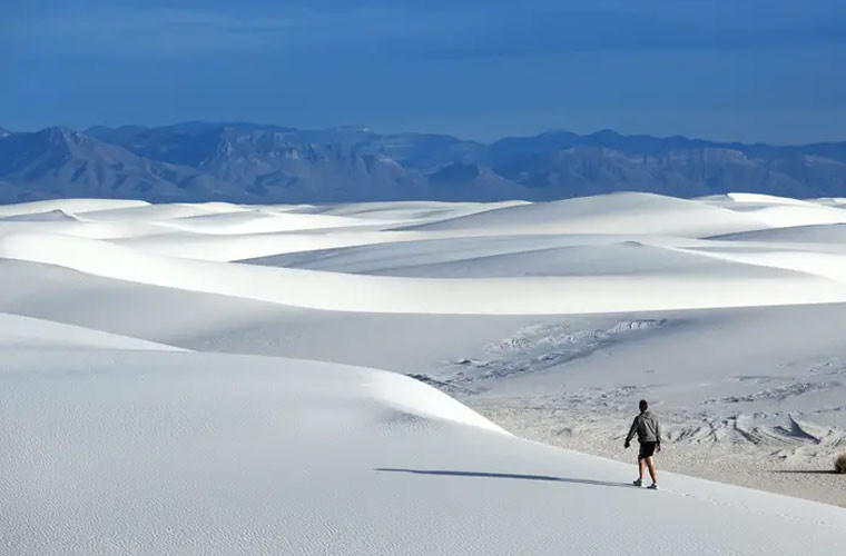 Đài tưởng niệm quốc gia Cát Trắng ở New Mexico gồm toàn những cồn cát thạch cao lấp lánh. Bãi cát trải dài 275 dặm và là cánh đồng cát lớn nhất thế giới.