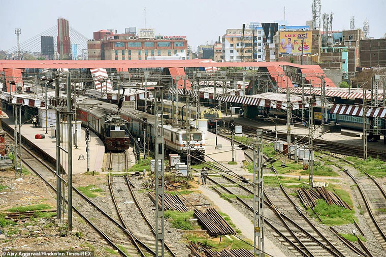 Ga tàu hỏa New Delhi, một trong những ga tàu đông đúc nhất thế giới, hiu quạnh vào sáng 25/3 khi chính phủ Ấn Độ ra lệnh giới nghiêm toàn quốc.