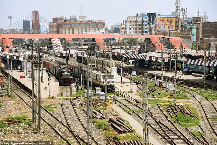 Ga tàu hỏa New Delhi, một trong những ga tàu đông đúc nhất thế giới, hiu quạnh vào sáng 25/3 khi chính phủ Ấn Độ ra lệnh giới nghiêm toàn quốc.