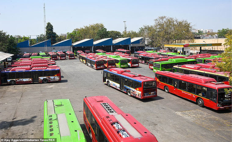 Xe bus ngừng hoạt động đỗ ở bãi xe ở New Delhi.