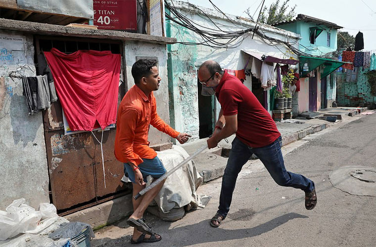 Một cảnh sát mặc thường phục đánh vào chân người đàn ông vi phạm lệnh giới nghiêm 21 ngày được áp dụng trên toàn Ấn Độ từ ngày 25/3 trong nỗ lực nhằm ngăn chặn dịch Covid-19.