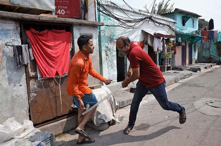 Một cảnh sát mặc thường phục đánh vào chân người đàn ông vi phạm lệnh giới nghiêm 21 ngày được áp dụng trên toàn Ấn Độ từ ngày 25/3 trong nỗ lực nhằm ngăn chặn dịch Covid-19.