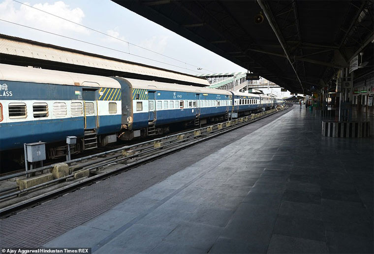 Cảnh đìu hiu ở ga tàu hỏa Kolkata trong ngày đầu tiên chính phủ Ấn Độ thực hiện lệnh cấm túc.