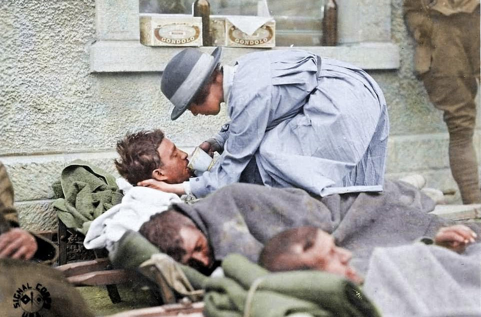 Một y tá của Hội Chữ Thập Đỏ đang chăm sóc các binh lính bị thương tại Montmirail, Pháp, ngày 31/5/1918. Mời độc giả xem thêm video: Cách nhận biết người có biểu hiện nhiễm virus corona (Nguồn video: VTC1)