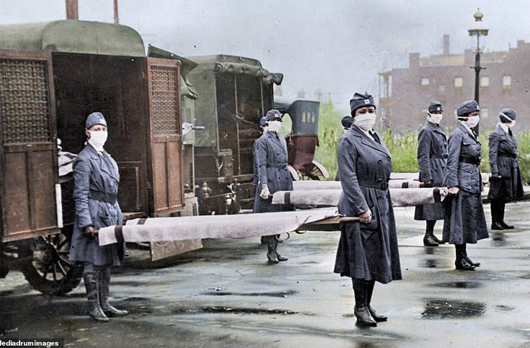Các bác sĩ phẫu thuật Chữ Thập Đỏ mang cáng tới giúp những người bị bệnh ở St Louis trong đại dịch cúm Tây Ban Nha.