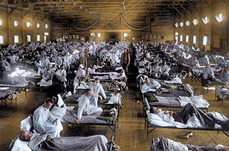  Đại dịch cúm Tây Ban Nha bùng phát sau Thế chiến I, lây lan nhanh chóng và tàn phá toàn thế giới, cướp đi 20-50 triệu mạng sống. Ảnh: Đông đảo bệnh nhân được các bác sĩ chữa trị tại Trại Funston vào tháng 3/2018. (Nguồn ảnh: Daily Mail)