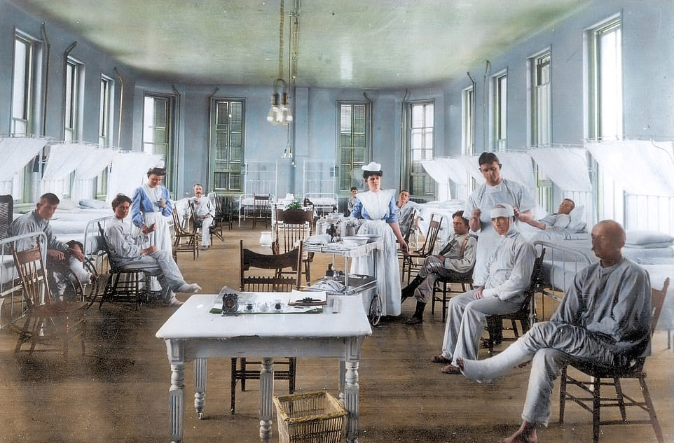 Những người lính trở về từ tiền tuyến trong Thế Chiến I, nơi virus cúm Tây Ban Nha lây lan, đang được các bác sĩ điều trị.