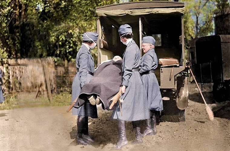 Các y tá của Hội Chữ Thập Đỏ tại Washington (Mỹ) đưa bệnh nhân lên xe.