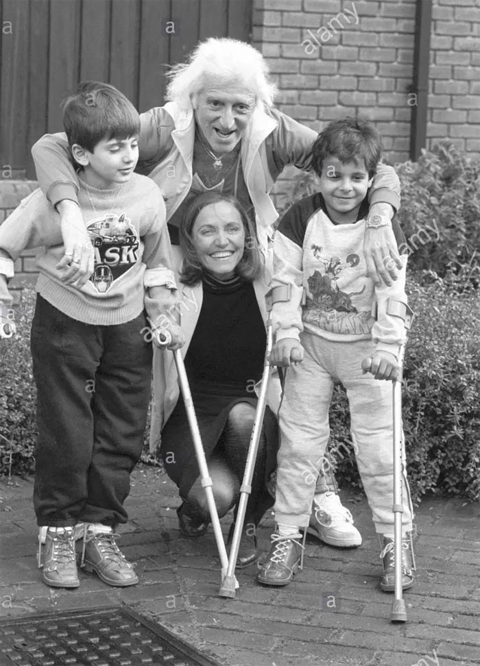 Savile đã rất được lòng những người quản lý trong bệnh viện vì có công nhờ truyền thông để gây quỹ cho bệnh viện này.