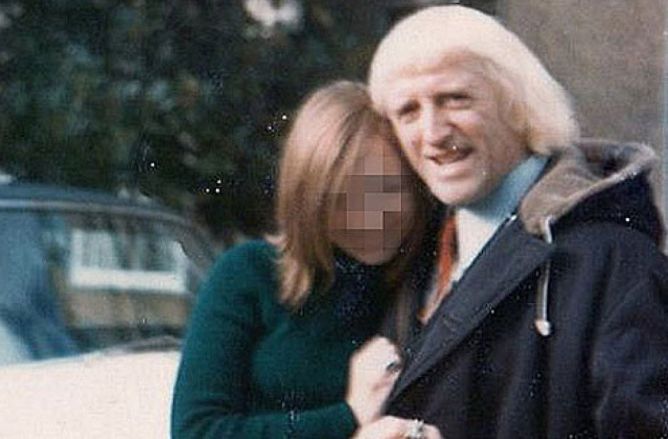 Mặc dù có nhiều cuộc điều tra về quá trình phạm tội của Savile nhưng đến nay vẫn chưa có con số chính xác về số nạn nhân bị hắn lạm dụng tình dục.