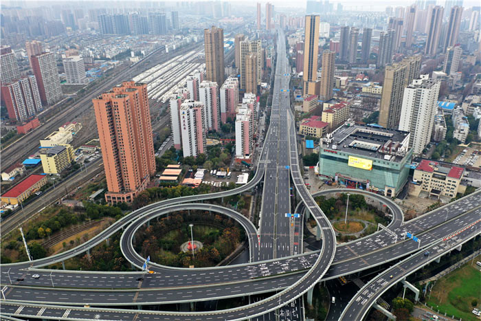 Thành phố Vũ Hán với 11 triệu dân thuộc tỉnh Hồ Bắc (Trung Quốc) đã phải đóng cửa từ ngày 23/1 do dịch virus corona bùng phát. Trong thời gian này, đa số người dân nơi đây phải ở yên trong nhà và cuộc sống với họ không dễ dàng gì. Chính vì thế, họ đã nghĩ ra nhiều trò tiêu khiển để giết thời gian.