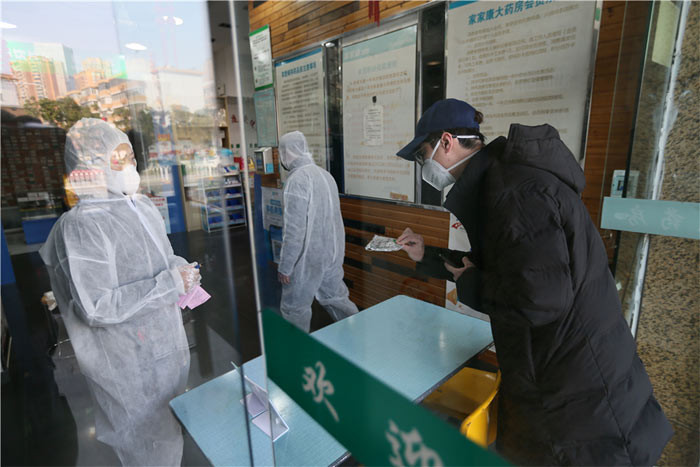 Một người đàn ông ở Vũ Hán đi mua khẩu trang.