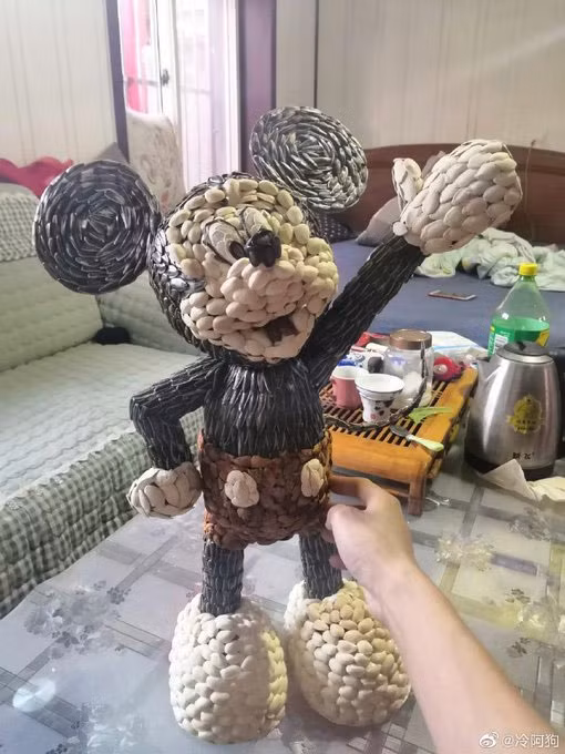 Cả ngày ở nhà chán không biết làm gì thì lấy các loại hạt bí, hạt dưa ra dính vào nhau tạo hình thành chú chuột Mickey.