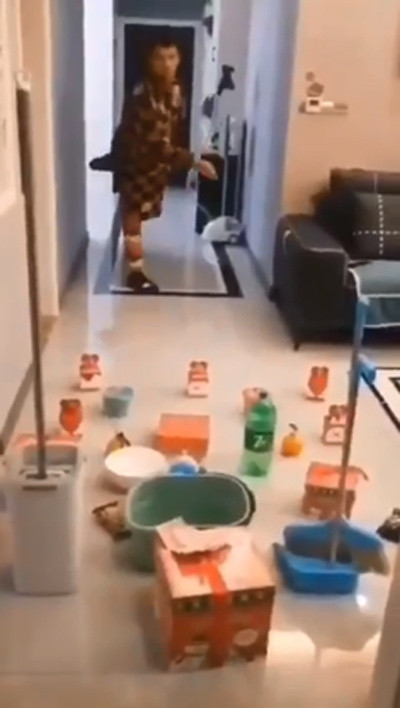 Không có trò tiêu khiển, một người đàn ông lấy tất cả vật dụng gia đình từ chổi, thùng gạo, xô nước,... ra chơi ném vòng.