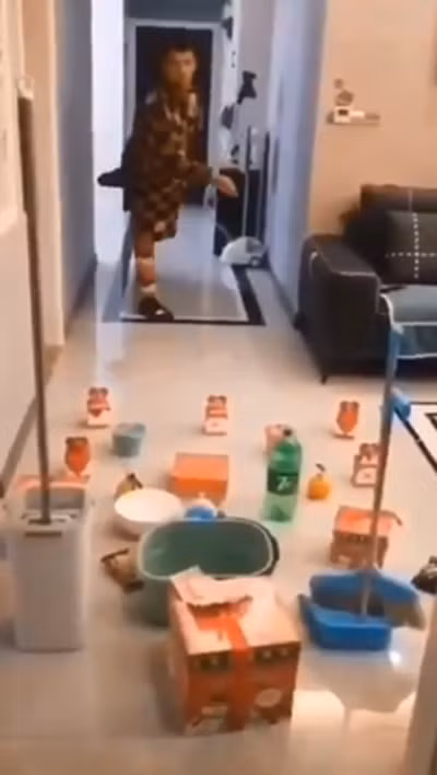 Không có trò tiêu khiển, một người đàn ông lấy tất cả vật dụng gia đình từ chổi, thùng gạo, xô nước,... ra chơi ném vòng.