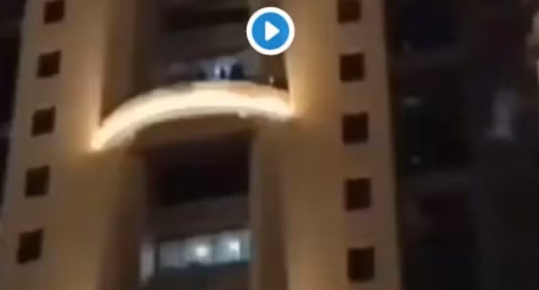 Trong một video được hơn 320 triệu lượt view trên weibo, một người đàn ông nói tiếng Vũ Hán hét vang trong đêm tối hỏi xem có còn ai ở đó không. “Mọi người sống gần tòa nhà chung cư của tôi, hãy mở cửa sổ ra. Hãy cùng hét to. Tôi sắp phát điên rồi”, người đàn ông này nói.