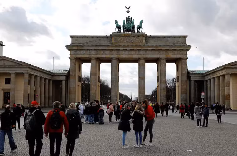 Địa danh nổi tiếng của Berlin, Cổng Brandenburg, là một nơi yêu thích của dân địa phương và khách du lịch.