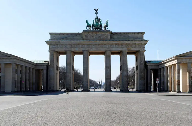 Thời điểm này, Cổng Brandenburg hiu quạnh không bóng người.