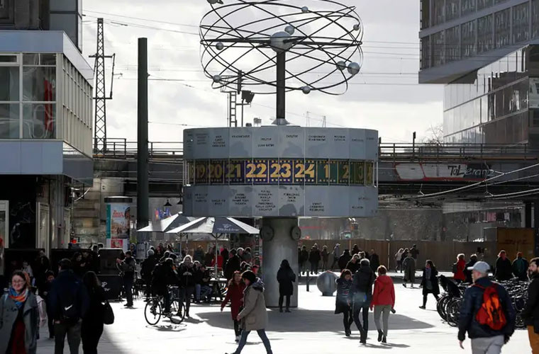 Quảng trường lớn nhất ở Berlin, Alexanderplatz, thường rất đông người trước đây...