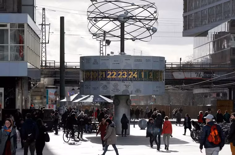 Quảng trường lớn nhất ở Berlin, Alexanderplatz, thường rất đông người trước đây...