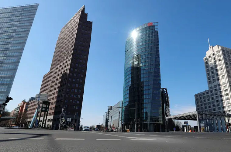 Trong những ngày mọi người phải cách ly vì dịch, không còn ai nhận ra đây từng là giao lộ đông đúc của Berlin.