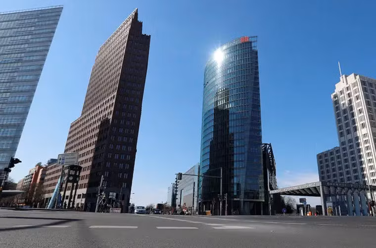 Trong những ngày mọi người phải cách ly vì dịch, không còn ai nhận ra đây từng là giao lộ đông đúc của Berlin.