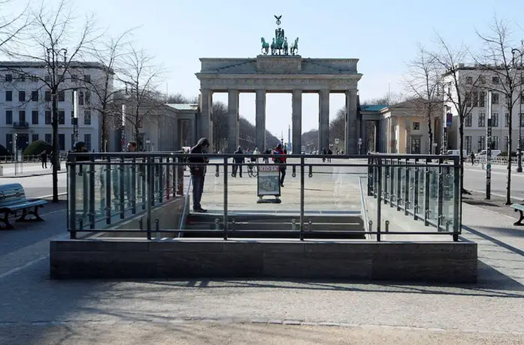 Nhưng giờ thì cửa hàng, cửa hiệu đều đóng cửa và chỉ có vài người lang thang ở khu vực đó.