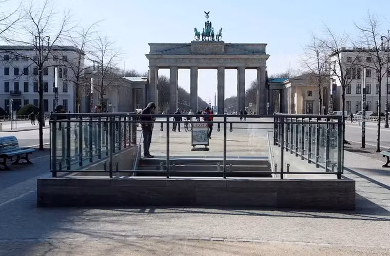 Nhưng giờ thì cửa hàng, cửa hiệu đều đóng cửa và chỉ có vài người lang thang ở khu vực đó.