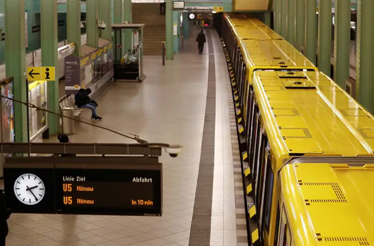 Nhưng đến ngày 25/3 thì chỉ có hai người ở ga tàu Alexanderplatz U-Bahn vì mọi người đang thực hiện lệnh tự cách ly ở nhà.