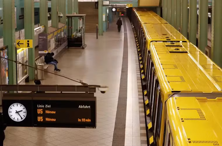 Nhưng đến ngày 25/3 thì chỉ có hai người ở ga tàu Alexanderplatz U-Bahn vì mọi người đang thực hiện lệnh tự cách ly ở nhà.