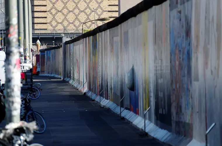 Giờ thì không một ai đi qua đây khi Berlin đang quay cuồng trong dịch COVID-19.