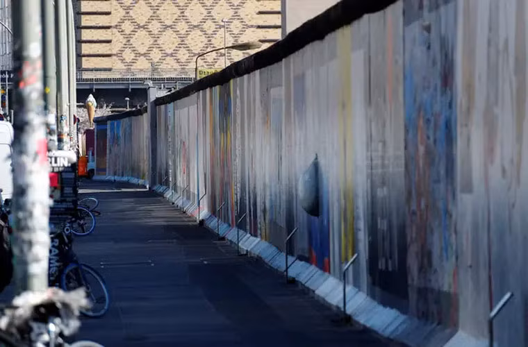 Giờ thì không một ai đi qua đây khi Berlin đang quay cuồng trong dịch COVID-19.